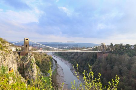 Téléchargez les photos : Bristol, Angleterre- 30 mars 2024 : Le pont suspendu Clifton dans l'après-midi à Bristol - en image libre de droit