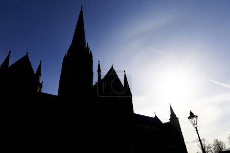 Schöne Kathedrale von Salisbury an einem klaren Frühlingstag