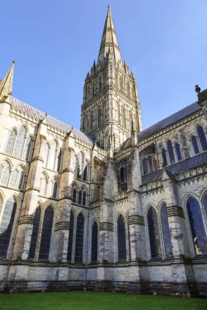 Hermosa Catedral de Salisbury en un día claro de primavera
