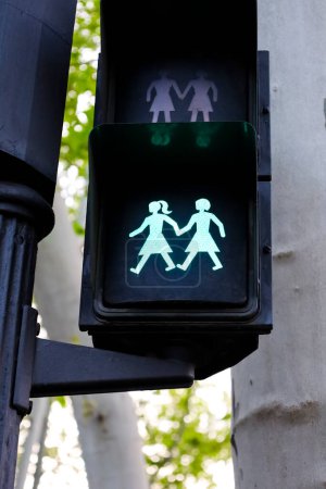 Schwulenfreundliche Ampel. Zwei lesbische Frauen an der Hand