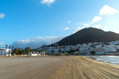 Foto de Pequeña ciudad con playa en Almería España, un lugar relajante para pasar sus vacaciones - Imagen libre de derechos