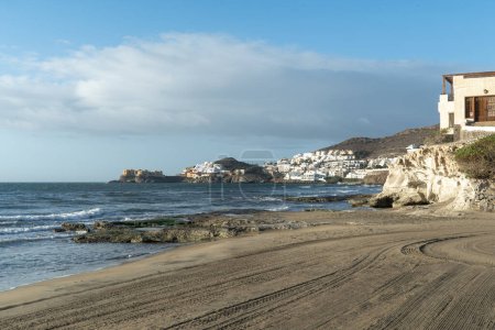 Foto de Pequeña ciudad con playa en Almería España, un lugar relajante para pasar sus vacaciones - Imagen libre de derechos