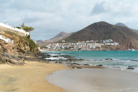 Pequeña ciudad con playa en Almería España, un lugar relajante para pasar sus vacaciones