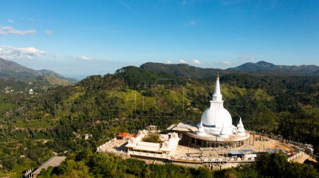 Téléchargez les photos : Un temple bouddhiste dans une province montagneuse au sommet d'une montagne. Le monastère bouddhiste Mahamevnawa. Bandarawela, Sri Lanka. - en image libre de droit