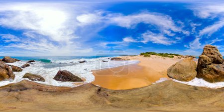 Foto de Seascape: Sandy beach and rocks. Wisky point beach, Pottuvil, Sri Lanka. 360 panorama VR. - Imagen libre de derechos