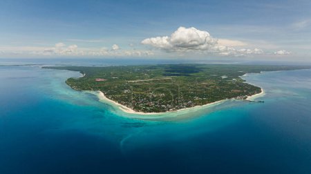 Téléchargez les photos : Aerial view of beautiful sandy beach on a tropical island. Kota Beach. Bantayan island, Philippines. - en image libre de droit