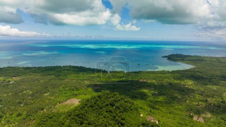 Luftaufnahme der Insel mit Dschungel und blauem Meer. Seelandschaft in den Tropen. Balabac, Palawan. Philippinen.