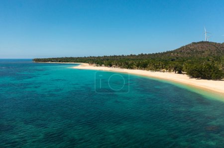Foto de Una playa tropical con palmeras y un océano azul. Pagudpud, Ilocos Norte, Filipinas. - Imagen libre de derechos