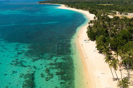Dron aéreo de hermosa playa de paisaje marino con agua turquesa. Pagudpud, Ilocos Norte, Filipinas.