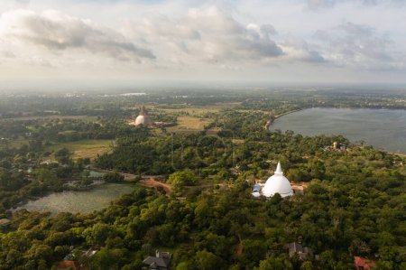 Téléchargez les photos : Ancient Buddhist stupa temple in Anuradhapura - Sri Lanka. - en image libre de droit