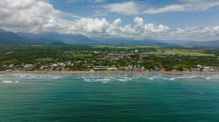 Téléchargez les photos : Vue aérienne de la plage de sable et des vagues de l'océan. Côtes avec hôtels et touristes. Sabang Beach, Baler, Aurora, Philippines. - en image libre de droit