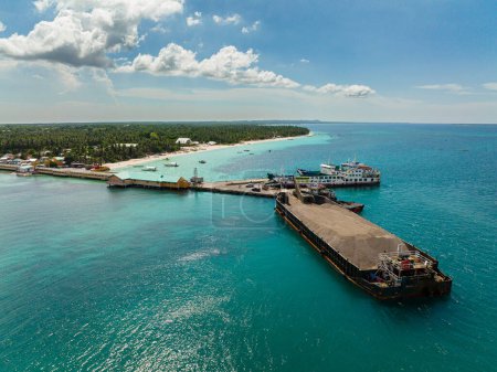 Téléchargez les photos : Aerial drone of sea port and ships on a tropical island. Bantayan island, Philippines. - en image libre de droit