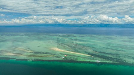 Foto de Top view of Manjuyod sandbar in the sea on the atoll. Negros, Philippines. - Imagen libre de derechos