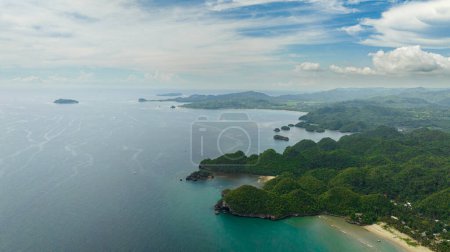 Téléchargez les photos : La côte de l'île avec végétation tropicale et la plage. Negros, Philippines. - en image libre de droit