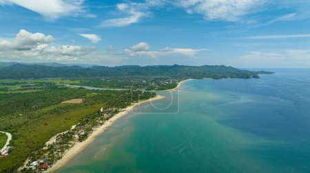 Téléchargez les photos : Belle plage de paysage marin avec de l'eau turquoise. Sipalay, Negros, Philippines. - en image libre de droit