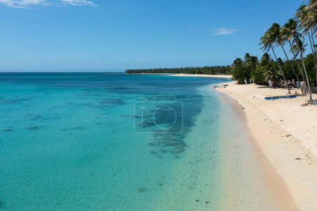 Tropischer Sandstrand und blaues Meer. Tropische Strandkulisse. Pagudpud, Ilocos Norte Philippinen