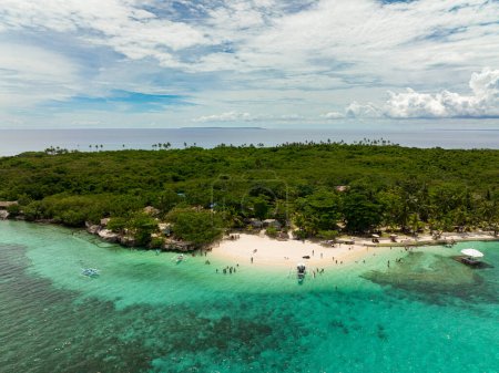 Téléchargez les photos : Beautiful sandy beach on a tropical island. Virgin Island, Philippines. - en image libre de droit