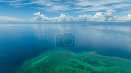 Foto de Manjuyod sandbar in the turquoise water of the sea on the atoll. Negros, Philippines. - Imagen libre de derechos