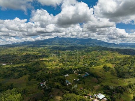Foto de Pendientes de montaña con tierras de cultivo de agricultores. Negros, Filipinas - Imagen libre de derechos