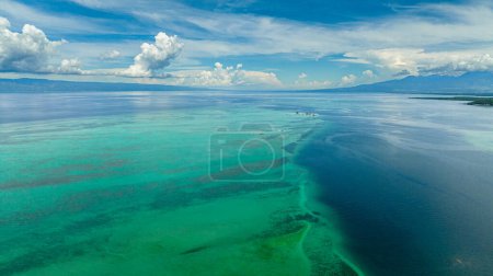 Foto de Aerial view of Manjuyod sandbar in the turquoise water of the sea on the atoll. Negros, Philippines. - Imagen libre de derechos