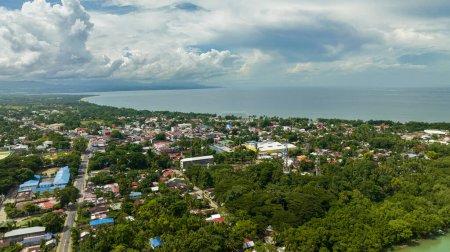 Foto de Ciudad costera de Bayawan junto al mar. Negros Oriental, Filipinas. - Imagen libre de derechos