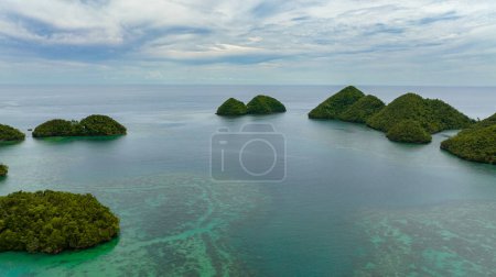 Téléchargez les photos : Îles dans l'eau turquoise de la lagune. Paysage marin sous les tropiques. Sipalay, Negros, Philippines. - en image libre de droit