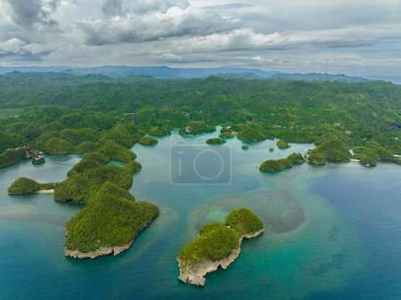 Téléchargez les photos : Les îles tropicales dans une belle baie avec de l'eau turquoise et vue sur le lagon d'en haut. Sipalay, Negros, Philippines. - en image libre de droit