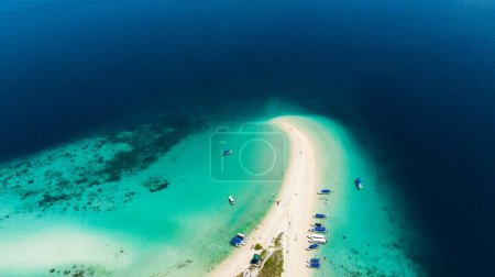 Foto de Dron aéreo de la hermosa isla de Sibuan con una playa y un atolón de coral. Parque Marino Tun Sakaran. Borneo, Sabah, Malasia. - Imagen libre de derechos