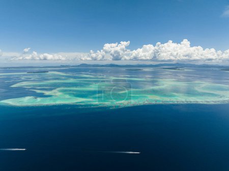 Foto de Dron aéreo de hermosas islas tropicales y atolones en agua turquesa. Parque Marino Tun Sakaran. Borneo, Sabah, Malasia. - Imagen libre de derechos