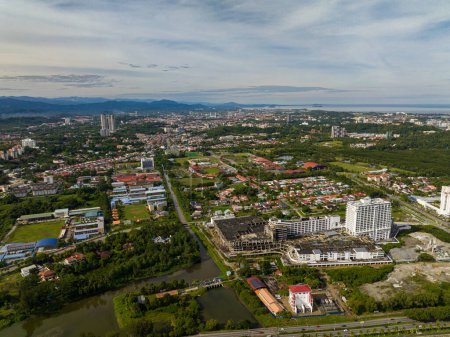 Foto de Paisaje urbano de la ciudad de Kota Kinabalu con edificios modernos. Borneo, Sabah, Malasia. - Imagen libre de derechos