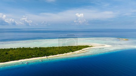 Foto de Vista superior de la hermosa isla con playa de arena en el mar tropical. Mataking islet.Tun Sakaran Marine Park. Borneo, Sabah, Malasia. - Imagen libre de derechos