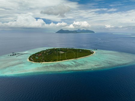 Foto de Dron aéreo de isla con playa y arrecife de coral en los trópicos. Islote Pom Pom. Parque Marino Tun Sakaran. Borneo, Sabah, Malasia. - Imagen libre de derechos