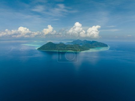 Téléchargez les photos : Vue aérienne des îles tropicales du parc marin de Tun Sakaran. Sabah, Malaisie. - en image libre de droit