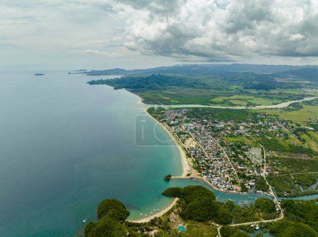 Téléchargez les photos : Sipalay est une ville côtière située dans la province occidentale de Negros aux Philippines.. - en image libre de droit