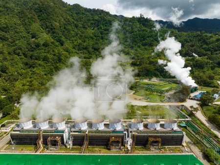 Centrale de production d'énergie géothermique. Station géothermique avec vapeur et tuyaux. Negros, Philippines.