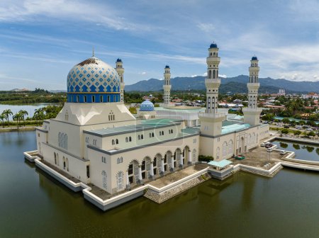 Foto de Dron aéreo de la mezquita Bandaraya Kota Kinabalu en Likas Kota Kinabalu, Sabah, Borneo. - Imagen libre de derechos