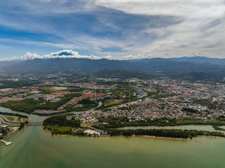 Foto de Vista superior de Kota Kinabalu coloquialmente conocido como KK, es la capital del estado de Sabah, Malasia. - Imagen libre de derechos