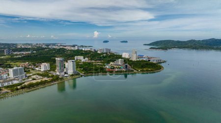 Foto de Vista superior del panorama de la ciudad de Kota Kinabalu con edificios modernos. Borneo, Sabah, Malasia. - Imagen libre de derechos