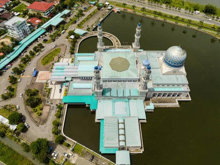 Foto de Vista aérea de la hermosa mezquita de la ciudad Bandaraya en la ciudad de Kota Kinabalu. Sabah, Borneo. Malasia. - Imagen libre de derechos