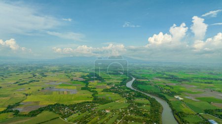 Téléchargez les photos : Vallée avec rivière et terres agricoles à la campagne. Rivière Hinigaran. Negros, Philippines - en image libre de droit