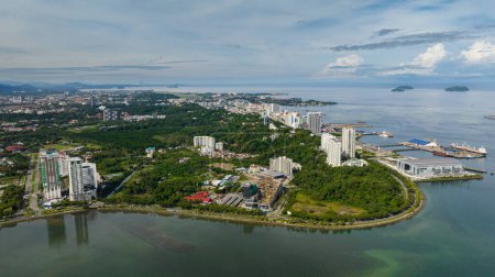Foto de Vista aérea de la ciudad de Kota Kinabalu en la isla de Borneo. Sabah, Malasia. - Imagen libre de derechos