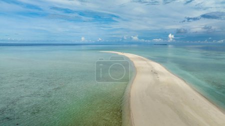 Foto de Playa de arena con agua cristalina en los trópicos. Islote Timba Timba. Parque Marino Tun Sakaran. Borneo, Sabah, Malasia. - Imagen libre de derechos