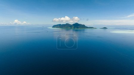 Foto de Islas tropicales y mar azul contra el cielo y las nubes. Parque Marino Tun Sakaran, Sabah, Malasia. - Imagen libre de derechos