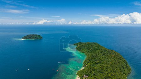 Foto de Vista superior de las islas tropicales y la hermosa playa. Tunku Abdul Rahman National Park. Islas Manukan y Sulug. Kota Kinabalu, Sabah, Malasia. - Imagen libre de derechos