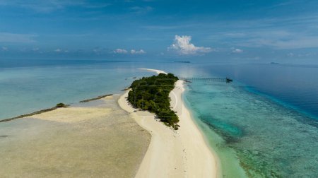 Foto de Vista aérea de la isla tropical de arena con una hermosa playa rodeada por un arrecife de coral.Timba Islote de Timba. Parque Marino Tun Sakaran. Borneo, Sabah, Malasia. - Imagen libre de derechos
