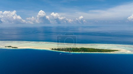 Atoll und tropische Insel Mataking mit Strand. Tun Sakaran Marine Park. Borneo, Sabah, Malaysia.