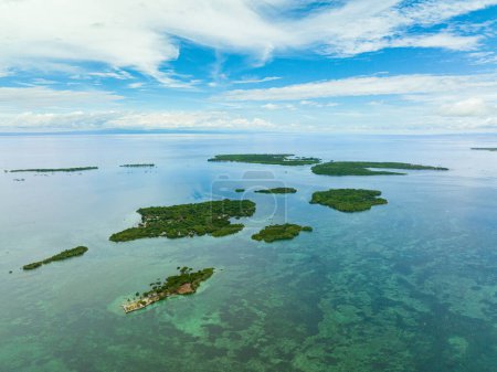Foto de Vista superior de las islas tropicales con selva en el mar azul. Bantayan, Filipinas. - Imagen libre de derechos