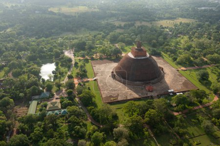 Téléchargez les photos : Vue de dessus du temple bouddhiste Stupa, patrimoine de l'UNESCO. Anuradhapura - Sri Lanka. - en image libre de droit