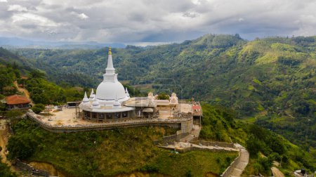 Téléchargez les photos : Un temple bouddhiste dans une province montagneuse au sommet d'une montagne. Le monastère bouddhiste Mahamevnawa. Bandarawela, Sri Lanka. - en image libre de droit