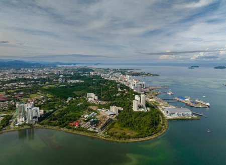 Foto de Dron aéreo de la ciudad de Kota Kinabalu con edificios modernos. Borneo, Sabah, Malasia. - Imagen libre de derechos